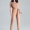 Combinaison beige drapée avec ceinture nouée