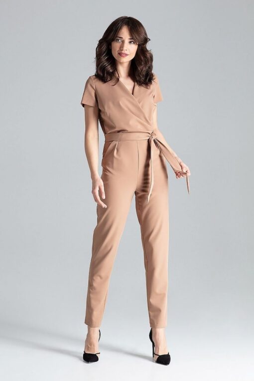 Combinaison beige drapée avec ceinture nouée