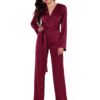 Modèle en Combinaison Femme Satiné Rouge bourgogne chic, décolleté en V et pantalon large pour soirées élégantes.