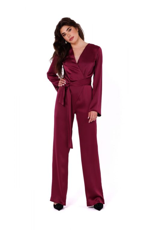 Modèle en Combinaison Femme Satiné Rouge bourgogne chic, décolleté en V et pantalon large pour soirées élégantes.