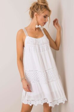 Robe en dentelle blanche courte