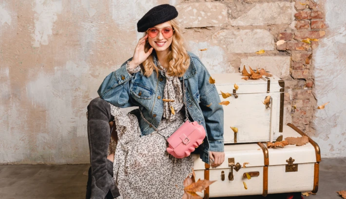 attrayante-femme-blonde-hippie-stylisée-en-jeans-veste attrayante-femme-blonde-hippie-stylisée-en-jeans-veste