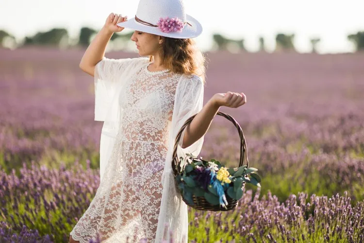 femme-robe-champetre-avec-panier