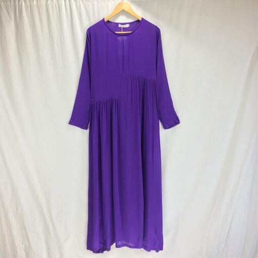 Robe longue violette ample, chic et fluide, parfaite pour toutes les occasions élégantes.