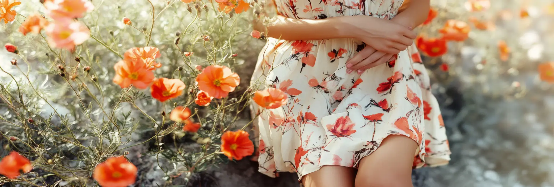 Une jeune femme, vêtue dune robe florale légère