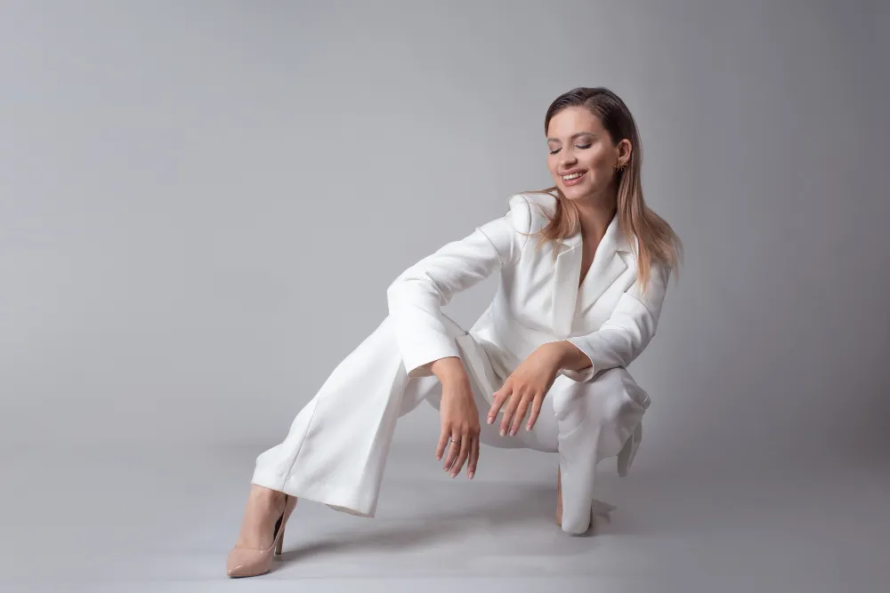 femme élégante porte une combinaison blanche au design moderne