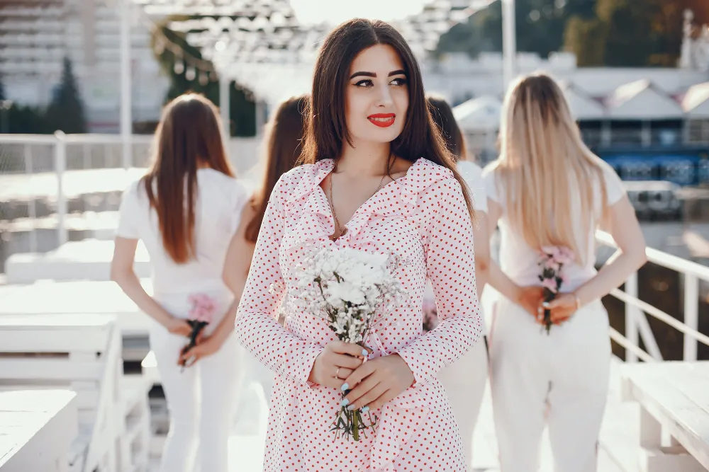 jeune femme en robe rose à pois