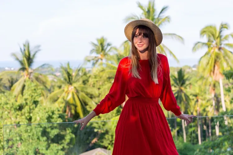 Robe bohème rouge vif à manches longues et silhouette fluide, expression de passion et d'audace dans un cadre tropical exotique Robe bohème rouge vif à manches longues et silhouette fluide, expression de passion et d'audace dans un cadre tropical exotique