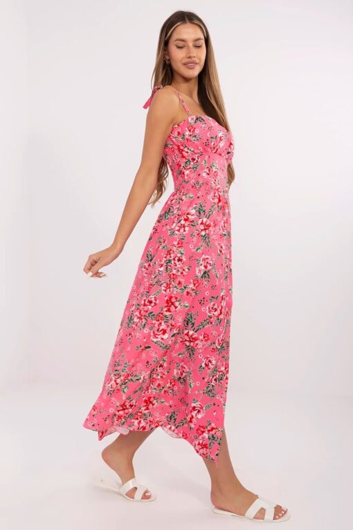 Robe florale rose élégante pour un été joyeux, parfaite pour les sorties décontractées.