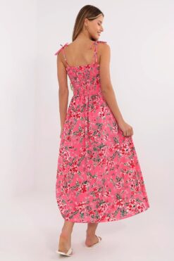 Robe maxi florale rose pour un look estival frais et élégant.