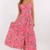 Robe italienne bohème maxi rose vif à motifs floraux colorés, portée avec élégance décontractée.