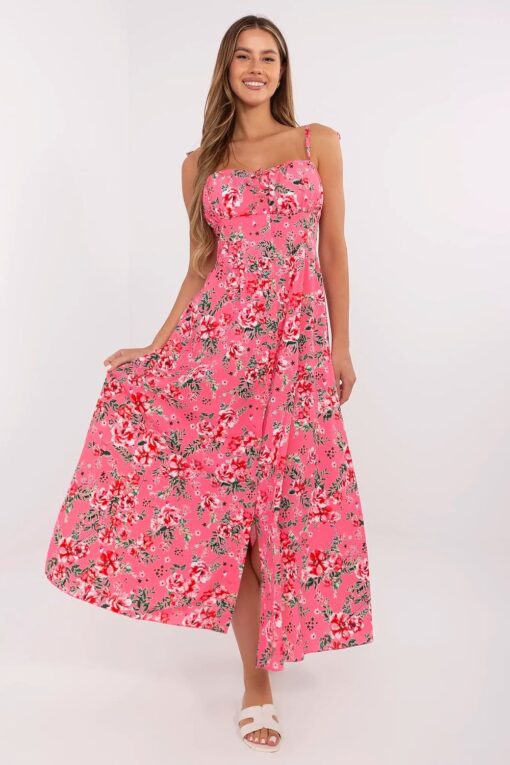 Robe italienne bohème maxi rose vif à motifs floraux colorés, portée avec élégance décontractée.