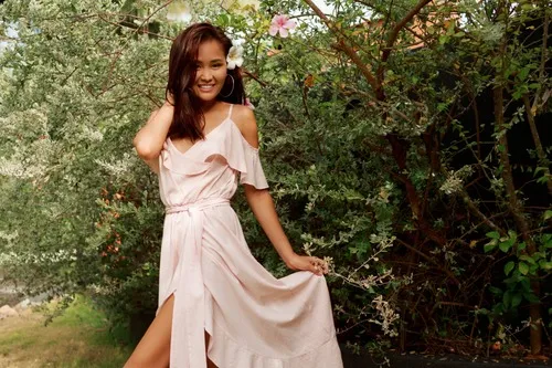 Robe bohème rose fluide à épaules dénudées, idéale pour un look romantique et féminin en pleine nature Robe bohème rose fluide à épaules dénudées, idéale pour un look romantique et féminin en pleine nature