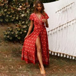 Robe Bohème Rouge Échancrée pose 1